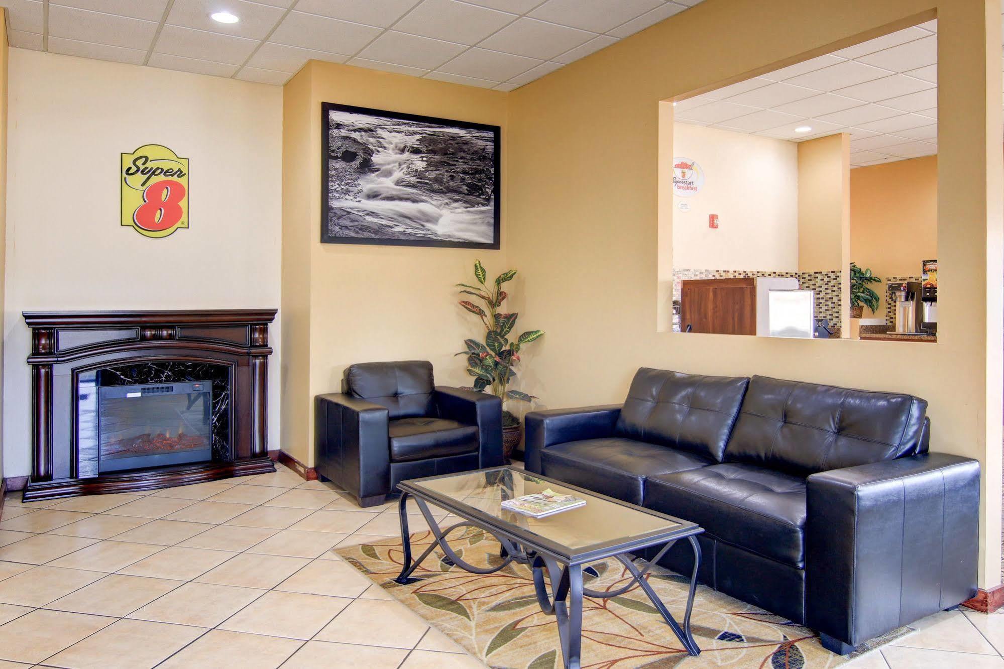 Super 8 By Wyndham Macon West Motel Bagian luar foto